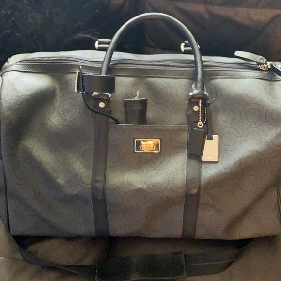 Coach Handbags - Exquisite COACH LEATHER WEEKEND/TRAVEL BAG w/KEY NEW